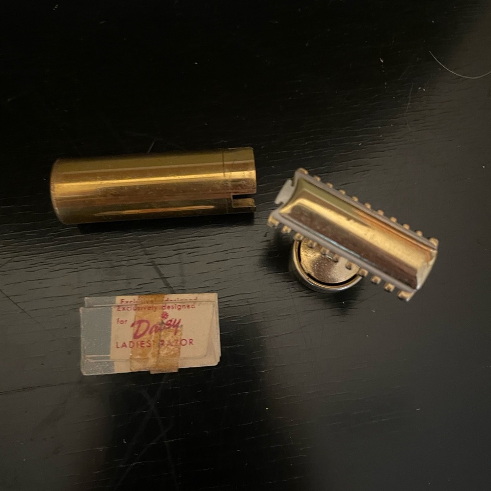 Daisy Gold and Silver Ladies Razor - Picture 2 of 6